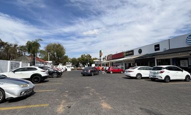 Local en renta en plaza comercial sobre Av Lázaro Cárdenas