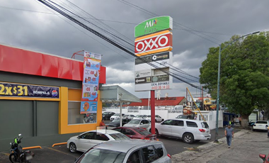 Local en renta en plaza comercial sobre Av Lázaro Cárdenas