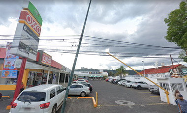 Local en renta en plaza comercial sobre Av Lázaro Cárdenas