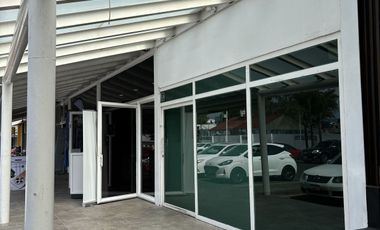 Local en renta en plaza comercial sobre Av Lázaro Cárdenas