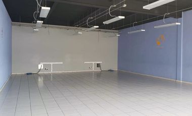 Plaza comercial con ubicación de lujo en esquina