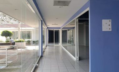 Plaza comercial con ubicación de lujo en esquina