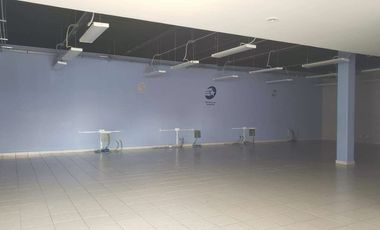 Plaza comercial con ubicación de lujo en esquina