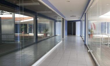 Plaza comercial con ubicación de lujo en esquina