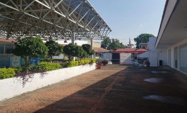 Plaza comercial con ubicación de lujo en esquina
