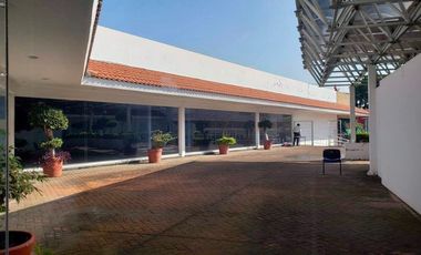 Plaza comercial con ubicación de lujo en esquina
