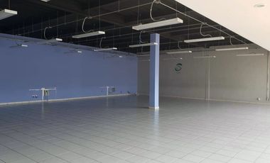 Plaza comercial con ubicación de lujo en esquina