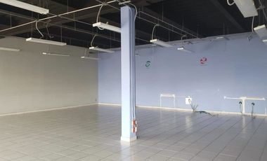 Plaza comercial con ubicación de lujo en esquina