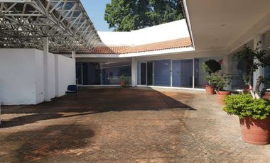 Plaza comercial con ubicación de lujo en esquina
