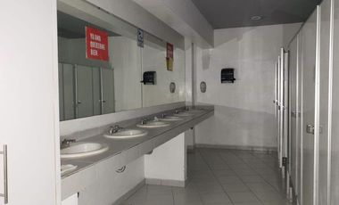 Plaza comercial con ubicación de lujo en esquina