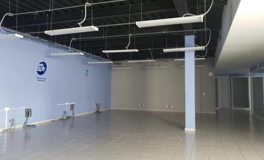 Plaza comercial con ubicación de lujo en esquina