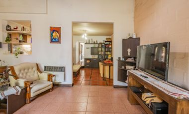 Casa con galpón para taller y jardín en Quilmes