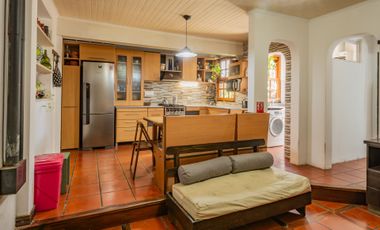 Casa con galpón para taller y jardín en Quilmes