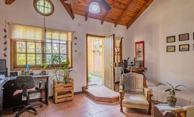 Casa con galpón para taller y jardín en Quilmes