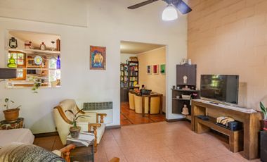 Casa con galpón para taller y jardín en Quilmes