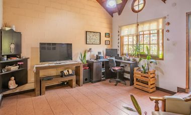 Casa con galpón para taller y jardín en Quilmes