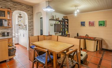 Casa con galpón para taller y jardín en Quilmes