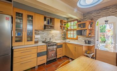 Casa con galpón para taller y jardín en Quilmes