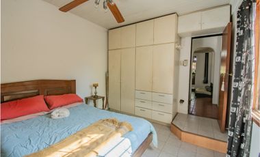 Casa con galpón para taller y jardín en Quilmes
