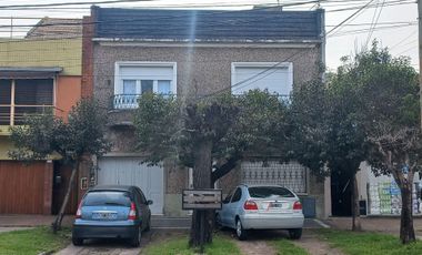 DPTO EN 1° PISO AL FTE, C/ COCHERA. Y FDO. LIBRE