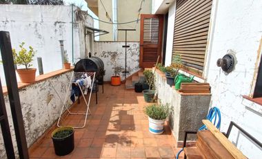 DPTO EN 1° PISO AL FTE, C/ COCHERA. Y FDO. LIBRE