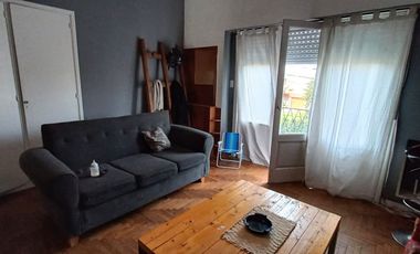 DPTO EN 1° PISO AL FTE, C/ COCHERA. Y FDO. LIBRE