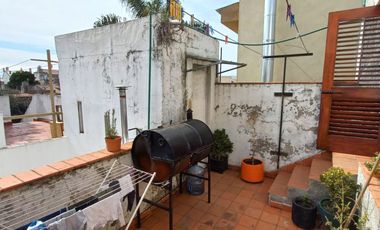 DPTO EN 1° PISO AL FTE, C/ COCHERA. Y FDO. LIBRE