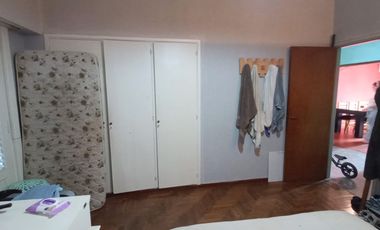 DPTO EN 1° PISO AL FTE, C/ COCHERA. Y FDO. LIBRE
