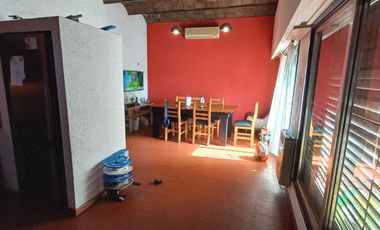DPTO EN 1° PISO AL FTE, C/ COCHERA. Y FDO. LIBRE