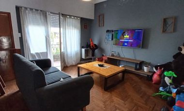 DPTO EN 1° PISO AL FTE, C/ COCHERA. Y FDO. LIBRE
