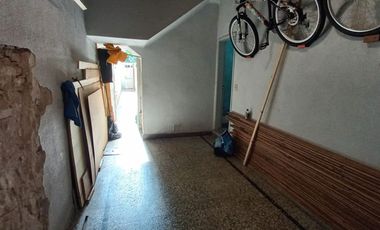 DPTO EN 1° PISO AL FTE, C/ COCHERA. Y FDO. LIBRE