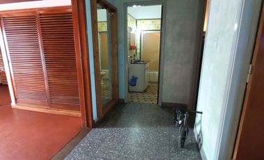 DPTO EN 1° PISO AL FTE, C/ COCHERA. Y FDO. LIBRE