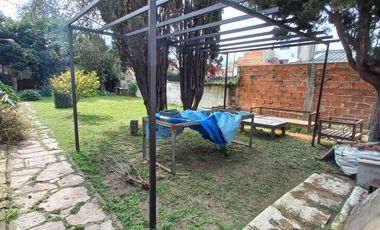DPTO EN 1° PISO AL FTE, C/ COCHERA. Y FDO. LIBRE