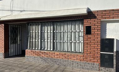 CASA + DEPARTAMENTOS + LOCALES, CENTRO DE PLOTTIER