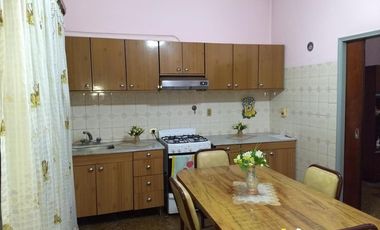 CASA 3 AMBIENTES EN IMPECABLE ESTADO, A MTS DE VELEZ SARSFIELD