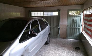 CASA 3 AMBIENTES EN IMPECABLE ESTADO, A MTS DE VELEZ SARSFIELD