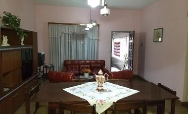 CASA 3 AMBIENTES EN IMPECABLE ESTADO, A MTS DE VELEZ SARSFIELD