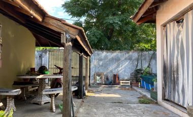 Chalet en esquina en calle Asamblea - a 5 cuadras de Av. Yrigoyen.