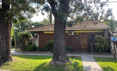 Chalet en esquina en calle Asamblea - a 5 cuadras de Av. Yrigoyen.