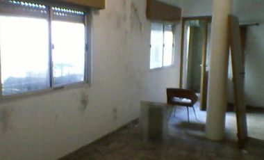 Casa sobre lote 10 x 20 Mts y local  la calle. 4 AMB.