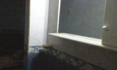 Casa sobre lote 10 x 20 Mts y local  la calle. 4 AMB.