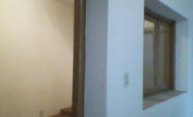 Casa sobre lote 10 x 20 Mts y local  la calle. 4 AMB.