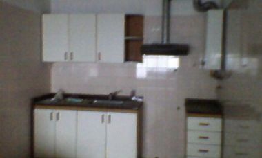 Casa sobre lote 10 x 20 Mts y local  la calle. 4 AMB.