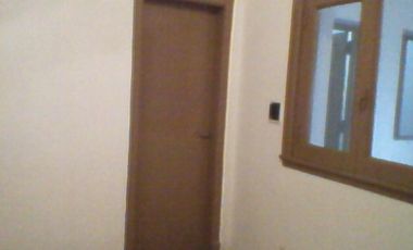 Casa sobre lote 10 x 20 Mts y local  la calle. 4 AMB.