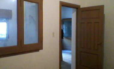 Casa sobre lote 10 x 20 Mts y local  la calle. 4 AMB.