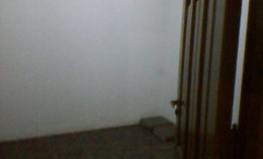 Casa sobre lote 10 x 20 Mts y local  la calle. 4 AMB.