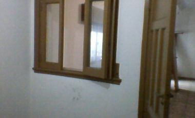 Casa sobre lote 10 x 20 Mts y local  la calle. 4 AMB.