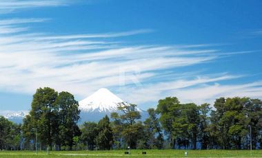 PARCELA CON VISTA Y ACCESO A LAGO EN SECTOR LOS BAJOS.