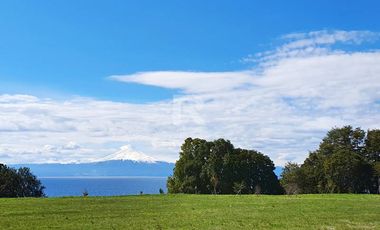 PARCELA CON VISTA Y ACCESO A LAGO EN SECTOR LOS BAJOS.