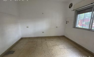 Venta PH 3 ambientes con patio en Wilde